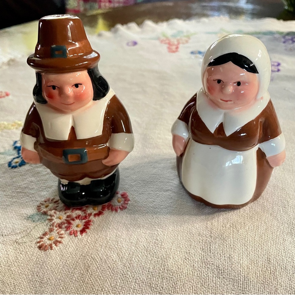 Vintage Publix The Pilgrim Pair Salt and Pepper Shakers. 2001. 4.75" Tall - Picture 3 of 9